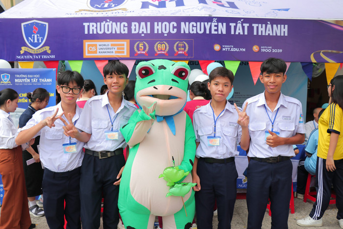 Học sinh các trường trung học phổ thông tìm hiểu về các ngành nghề và nhận các phần quà lưu niệm của Trường Đại học Nguyễn Tất Thành. Học sinh các trường trung học phổ thông tìm hiểu về các ngành nghề và nhận các phần quà lưu niệm của Trường Đại học Nguyễn Tất Thành.