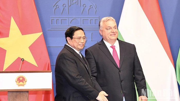 Thủ tướng Phạm Minh Chính và Thủ tướng Viktor Orbán bắt tay sau khi kết thúc họp báo.