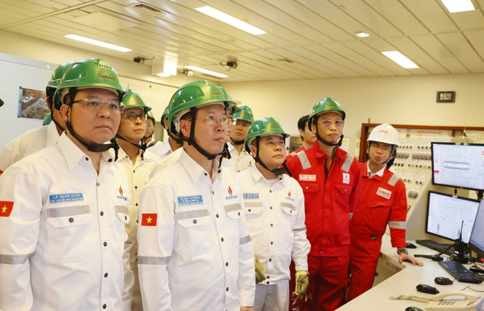 Chủ tịch nước Võ Văn Thưởng và đoàn công tác tham quan phòng điều khiển của Giàn khoan Trung tâm. Chủ tịch nước Võ Văn Thưởng và đoàn công tác tham quan phòng điều khiển của Giàn khoan Trung tâm.