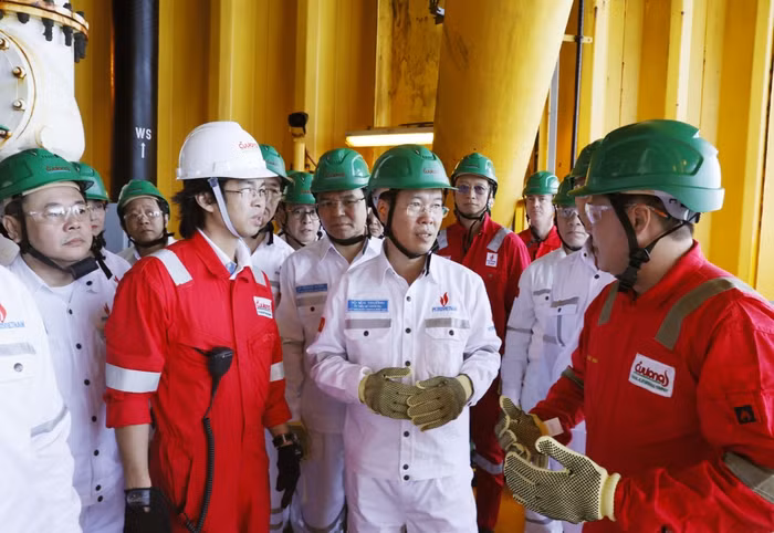 Chủ tịch nước Võ Văn Thưởng thăm hỏi, động viên, chúc Tết người lao động đang làm việc tại Giàn khoan trung tâm của Cửu Long JOC. Chủ tịch nước Võ Văn Thưởng thăm hỏi, động viên, chúc Tết người lao động đang làm việc tại Giàn khoan trung tâm của Cửu Long JOC.