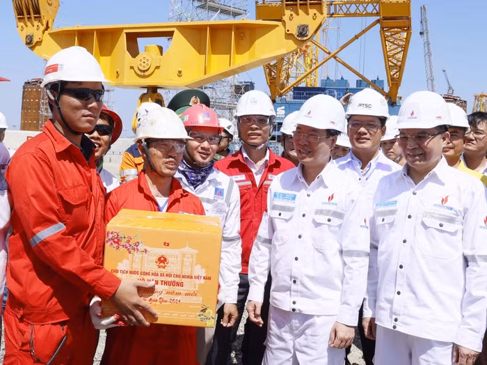 Chủ tịch nước Võ Văn Thưởng thăm, chúc Tết, tặng quà người lao động PTSC. Chủ tịch nước Võ Văn Thưởng thăm, chúc Tết, tặng quà người lao động PTSC.