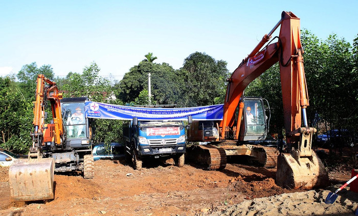 Các đơn vị huy động phương tiện, máy móc để triển khai thi công ngay sau khi phát lệnh triển khai thi công. Các đơn vị huy động phương tiện, máy móc để triển khai thi công ngay sau khi phát lệnh triển khai thi công.