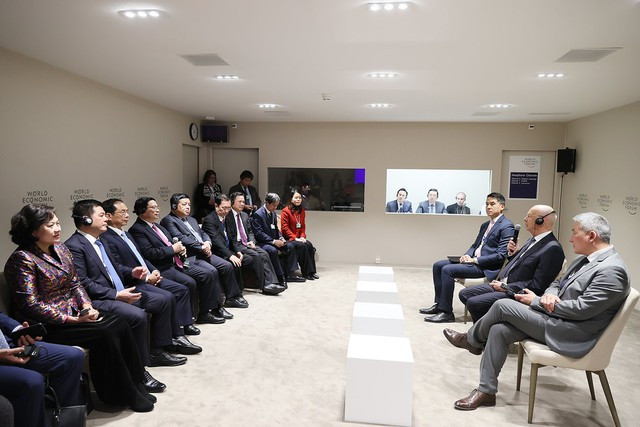 Thủ tướng Phạm Minh Chính và Giáo sư Klaus Schwab trao đổi về những chủ đề lớn của Hội nghị WEF Davos năm nay, những thách thức hiện nay, các xu thế phát triển mới và quan hệ hợp tác giữa Việt Nam và WEF. Ảnh: VGP/Nhật Bắc Thủ tướng Phạm Minh Chính và Giáo sư Klaus Schwab trao đổi về những chủ đề lớn của Hội nghị WEF Davos năm nay, những thách thức hiện nay, các xu thế phát triển mới và quan hệ hợp tác giữa Việt Nam và WEF. Ảnh: VGP/Nhật Bắc