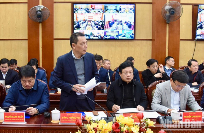 Chủ tịch Hội đồng Thành viên Tập đoàn Điện lực Việt Nam (EVN) Đặng Hoàng An báo cáo Thủ tướng tại Hội nghị. Chủ tịch Hội đồng Thành viên Tập đoàn Điện lực Việt Nam (EVN) Đặng Hoàng An báo cáo Thủ tướng tại Hội nghị.