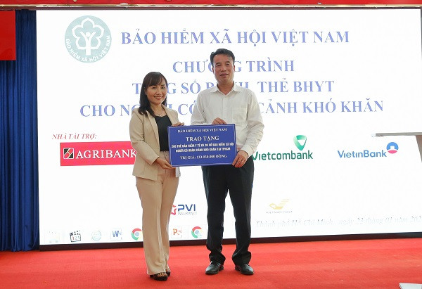 Tổng Giám đốc Bảo hiểm xã hội Việt Nam Nguyễn Thế Mạnh trao tặng 30 sổ bảo hiểm xã hội, 200 thẻ bảo hiểm y tế đến đại diện Hội Liên hiệp Phụ nữ Thành phố Hồ Chí Minh. Tổng Giám đốc Bảo hiểm xã hội Việt Nam Nguyễn Thế Mạnh trao tặng 30 sổ bảo hiểm xã hội, 200 thẻ bảo hiểm y tế đến đại diện Hội Liên hiệp Phụ nữ Thành phố Hồ Chí Minh.