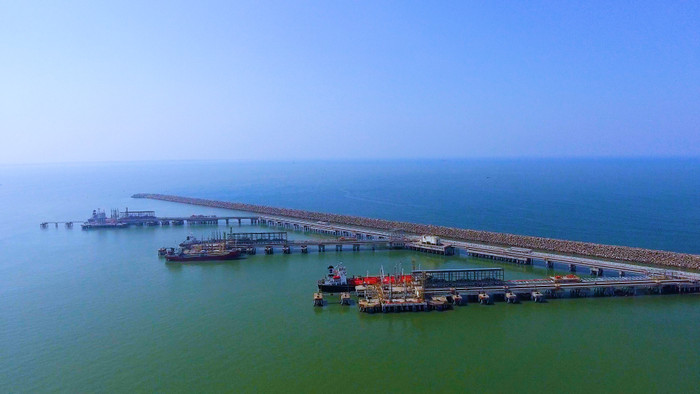 Công tác xuất bán sản phẩm bằng đường biển và đường bộ của BSR được triển khai đồng bộ, hiệu quả. Công tác xuất bán sản phẩm bằng đường biển và đường bộ của BSR được triển khai đồng bộ, hiệu quả.