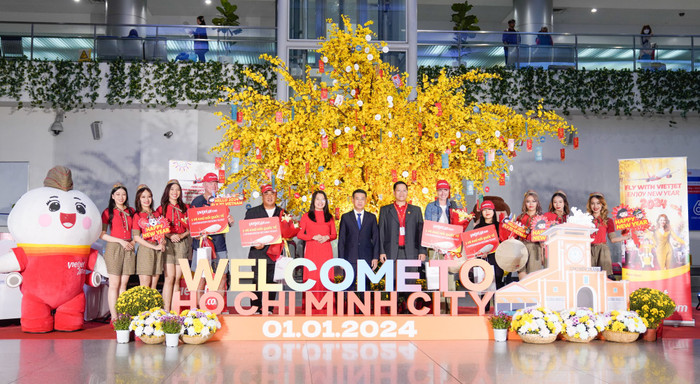 Phó Chủ tịch Uỷ ban nhân dân Thành phố Hồ Chí Minh ông Nguyễn Văn Dũng, Giám đốc Sở du lịch Thành phố Hồ Chí Minh bà Nguyễn Thị Ánh Hoa (đứng thứ bảy, tám từ bên phải sang), đại diện Vietjet và sân bay Tân Sơn Nhất đón chuyến bay quốc tế đầu tiên của năm mới, hứa hẹn năm 2024 nhiều khởi sắc cho ngành du lịch, hàng không. Phó Chủ tịch Uỷ ban nhân dân Thành phố Hồ Chí Minh ông Nguyễn Văn Dũng, Giám đốc Sở du lịch Thành phố Hồ Chí Minh bà Nguyễn Thị Ánh Hoa (đứng thứ bảy, tám từ bên phải sang), đại diện Vietjet và sân bay Tân Sơn Nhất đón chuyến bay quốc tế đầu tiên của năm mới, hứa hẹn năm 2024 nhiều khởi sắc cho ngành du lịch, hàng không.