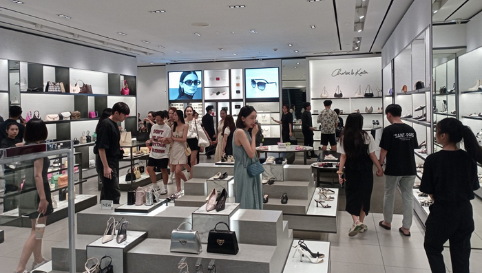 Đông đảo khách hàng đổ về các gian hàng tại Vincom để mua sắm trong ngày cuối cùng của năm cũ 2023. Đông đảo khách hàng đổ về các gian hàng tại Vincom để mua sắm trong ngày cuối cùng của năm cũ 2023.