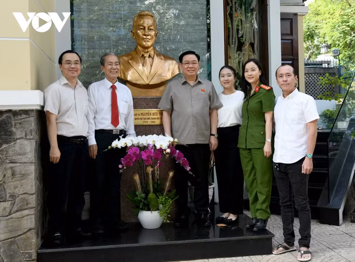 Chủ tịch Quốc hội Vương Đình Huệ và thân nhân gia đình của cố Chủ tịch Quốc hội Nguyễn Hữu Thọ.