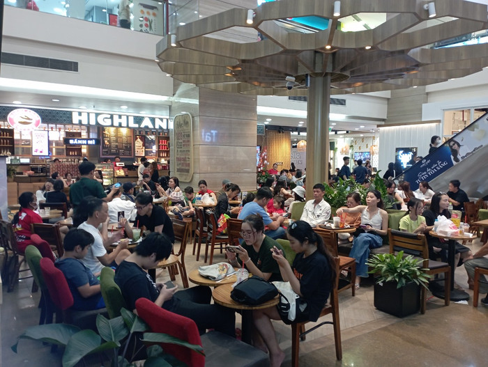 Hay ngồi nhâm nhi món đồ uống yêu thích tại không gian quen thuộc của Vincom. Hay ngồi nhâm nhi món đồ uống yêu thích tại không gian quen thuộc của Vincom.