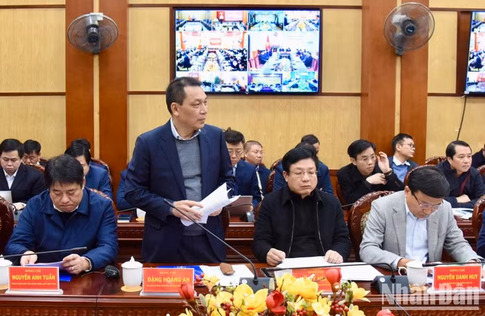 Chủ tịch Hội đồng Thành viên Tập đoàn Điện lực Việt Nam (EVN) Đặng Hoàng An báo cáo Thủ tướng tại Hội nghị.