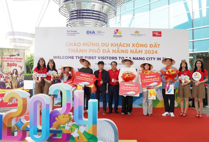 Đại diện Vietjet, ông Trần Hoàng Linh, Giám đốc Chi nhánh miền Trung Vietjet, ông Trần Đình Hoàn Trưởng đại diện hãng tại sân bay Đà Nẵng (đứng thứ năm, sáu từ trái sang) cùng phi hành đoàn Vietjet chào mừng những hành khách đầu tiên đến từ thủ đô Seoul, Hàn Quốc đến thành phố đáng sống nhất Việt Nam. Đại diện Vietjet, ông Trần Hoàng Linh, Giám đốc Chi nhánh miền Trung Vietjet, ông Trần Đình Hoàn Trưởng đại diện hãng tại sân bay Đà Nẵng (đứng thứ năm, sáu từ trái sang) cùng phi hành đoàn Vietjet chào mừng những hành khách đầu tiên đến từ thủ đô Seoul, Hàn Quốc đến thành phố đáng sống nhất Việt Nam.