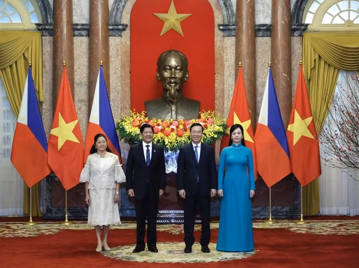 Chủ tịch nước Võ Văn Thưởng và Phu nhân cùng Tổng thống Philippines Ferdinand Romualdez Marcos Jr và Phu nhân tại lễ đón. Chủ tịch nước Võ Văn Thưởng và Phu nhân cùng Tổng thống Philippines Ferdinand Romualdez Marcos Jr và Phu nhân tại lễ đón.