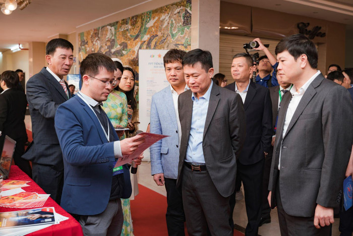 Đại diện MSB giới thiệu giải pháp số M.Power tới lãnh đạo và đại biểu tại Diễn đàn. Đại diện MSB giới thiệu giải pháp số M.Power tới lãnh đạo và đại biểu tại Diễn đàn.