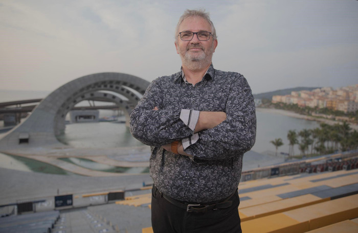 Ông Jean-Christophe Canizares - CEO của ECA2 trước sân khấu Nụ Hôn Của Biển Cả. Ông Jean-Christophe Canizares - CEO của ECA2 trước sân khấu Nụ Hôn Của Biển Cả.