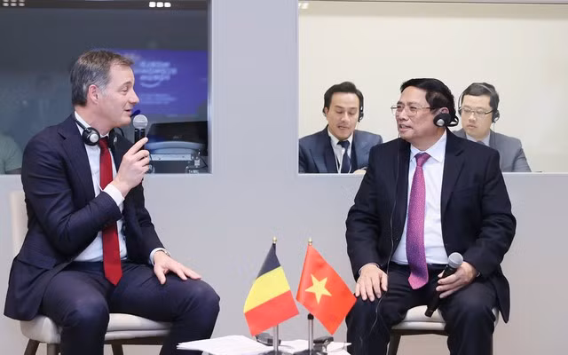 Thủ tướng Alexander De Croo khẳng định, EVFTA là động lực quan trọng thúc đẩy quan hệ kinh tế-thương mại giữa hai bên; chia sẻ sự quan tâm và sẽ thúc đẩy sớm thông qua EVIPA. Ảnh: VGP/Nhật Bắc Thủ tướng Alexander De Croo khẳng định, EVFTA là động lực quan trọng thúc đẩy quan hệ kinh tế-thương mại giữa hai bên; chia sẻ sự quan tâm và sẽ thúc đẩy sớm thông qua EVIPA. Ảnh: VGP/Nhật Bắc