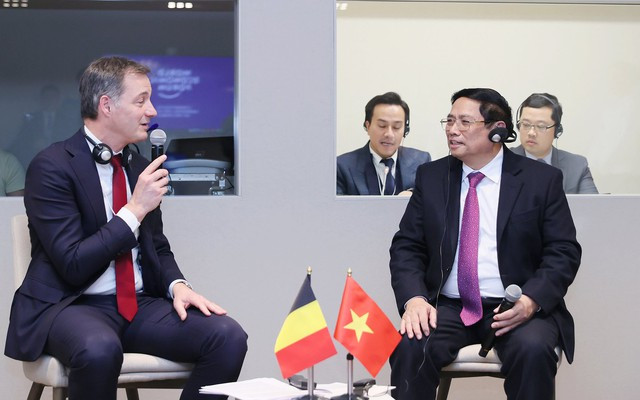 Thủ tướng Alexander De Croo khẳng định, EVFTA là động lực quan trọng thúc đẩy quan hệ kinh tế-thương mại giữa hai bên; chia sẻ sự quan tâm và sẽ thúc đẩy sớm thông qua EVIPA. Ảnh: VGP/Nhật Bắc Thủ tướng Alexander De Croo khẳng định, EVFTA là động lực quan trọng thúc đẩy quan hệ kinh tế-thương mại giữa hai bên; chia sẻ sự quan tâm và sẽ thúc đẩy sớm thông qua EVIPA. Ảnh: VGP/Nhật Bắc