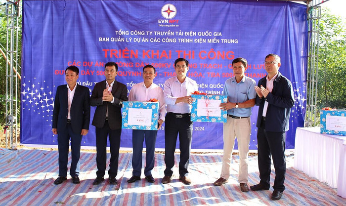 Lãnh đạo EVNNPT tặng quà chính quyền địa phương huyện Cẩm Xuyên (Hà Tĩnh) nơi có Dự án đường dây 500kV mạch 3 đi qua. Lãnh đạo EVNNPT tặng quà chính quyền địa phương huyện Cẩm Xuyên (Hà Tĩnh) nơi có Dự án đường dây 500kV mạch 3 đi qua.