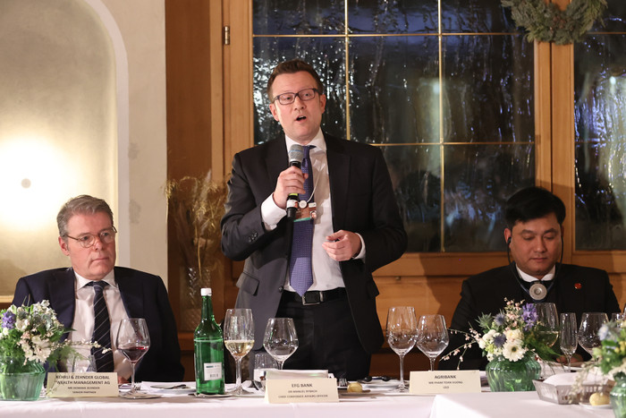 Các đại biểu cũng đặt nhiều câu hỏi tìm hiểu về các quy định, chính sách của phía Việt Nam. Ảnh: VGP/Nhật Bắc