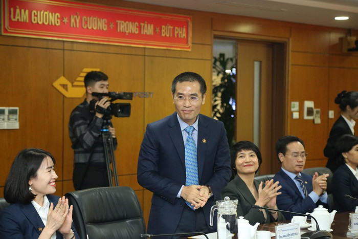 Theo ông Nguyễn Việt Hà - Phó Tổng Giám đốc PVcomBank, đây sẽ là sản phẩm tạo điều kiện tối đa cho người lao động tiếp tục đóng bảo hiểm xã hội tự nguyện. Theo ông Nguyễn Việt Hà - Phó Tổng Giám đốc PVcomBank, đây sẽ là sản phẩm tạo điều kiện tối đa cho người lao động tiếp tục đóng bảo hiểm xã hội tự nguyện.