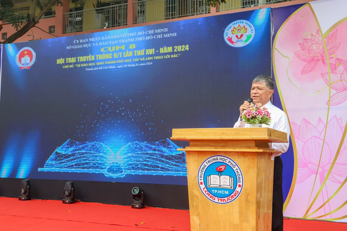 Ông Nguyễn Văn Hiếu – Giám đốc Sở Giáo dục và Đào tạo Thành phố Hồ Chí Minh phát biểu khai mạc hội trại. Ông Nguyễn Văn Hiếu – Giám đốc Sở Giáo dục và Đào tạo Thành phố Hồ Chí Minh phát biểu khai mạc hội trại.