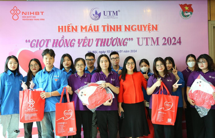 Cán bộ, giảng viên Trường Đại học UTM tham gia hiến máu. Cán bộ, giảng viên Trường Đại học UTM tham gia hiến máu.