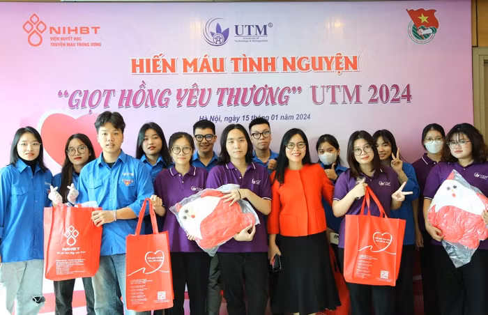 Cán bộ, giảng viên Trường Đại học UTM tham gia hiến máu.