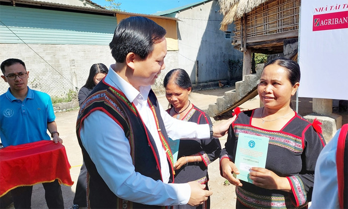 Ông Chu Mạnh Sinh - Phó Tổng Giám đốc Bảo hiểm xã hội Việt Nam trao sổ bảo hiểm xã hội cho người dân tại xã Đăk La, huyện Đắk Hà, tỉnh Kon Tum.