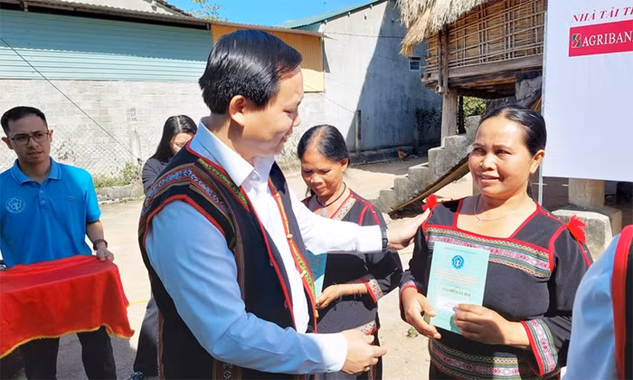 Ông Chu Mạnh Sinh - Phó Tổng Giám đốc Bảo hiểm xã hội Việt Nam trao sổ bảo hiểm xã hội cho người dân tại xã Đăk La, huyện Đắk Hà, tỉnh Kon Tum.