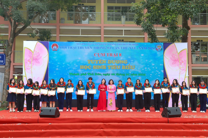 Trường Đại học Nguyễn Tất Thành trao kỷ niệm chương và học bổng cho học sinh tiêu biểu Thành phố Hồ Chí Minh. Trường Đại học Nguyễn Tất Thành trao kỷ niệm chương và học bổng cho học sinh tiêu biểu Thành phố Hồ Chí Minh.