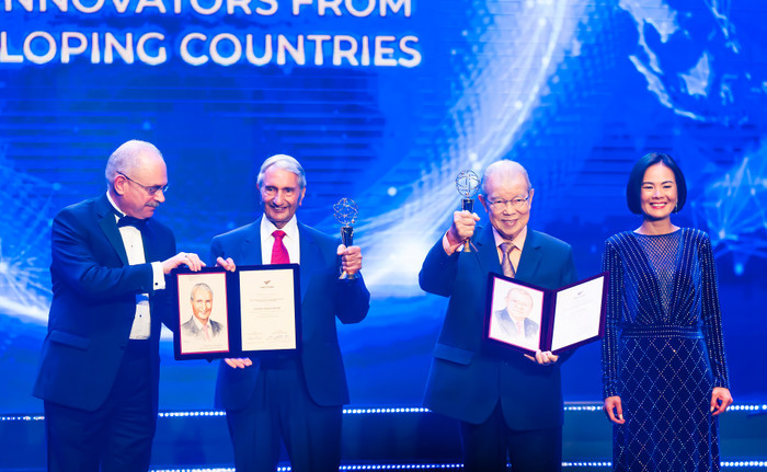 Giải Đặc biệt VinFuture 2023 dành cho Nhà khoa học đến từ các nước đang phát triển đã vinh danh Giáo sư Võ Tòng Xuân (nhà khoa học người Việt đầu tiên đạt Giải thưởng VinFuture) và Giáo sư Gurdev Singh Khush (người Mỹ gốc Ấn). Giải Đặc biệt VinFuture 2023 dành cho Nhà khoa học đến từ các nước đang phát triển đã vinh danh Giáo sư Võ Tòng Xuân (nhà khoa học người Việt đầu tiên đạt Giải thưởng VinFuture) và Giáo sư Gurdev Singh Khush (người Mỹ gốc Ấn).