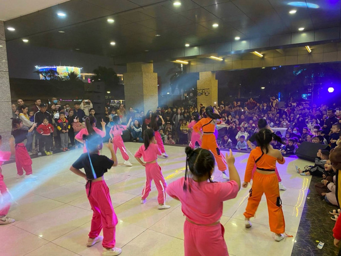 Vincom trở thành điểm đón năm mới yêu thích của khách hàng với các chương trình nghệ thuật đặc sắc. Vincom trở thành điểm đón năm mới yêu thích của khách hàng với các chương trình nghệ thuật đặc sắc.