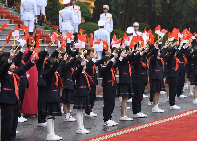 Thiếu nhi Thủ đô Hà Nội chào đón Tổng thống Cộng hoà Indonesia Joko Widodo. Ảnh: VGP/Nhật Bắc
