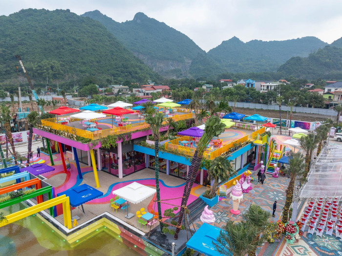 Sắc màu rực rỡ của Trung tâm dịch vụ Golden Hill Center, toạ lạc tại trung tâm thành phố Flamingo Golden Hill.