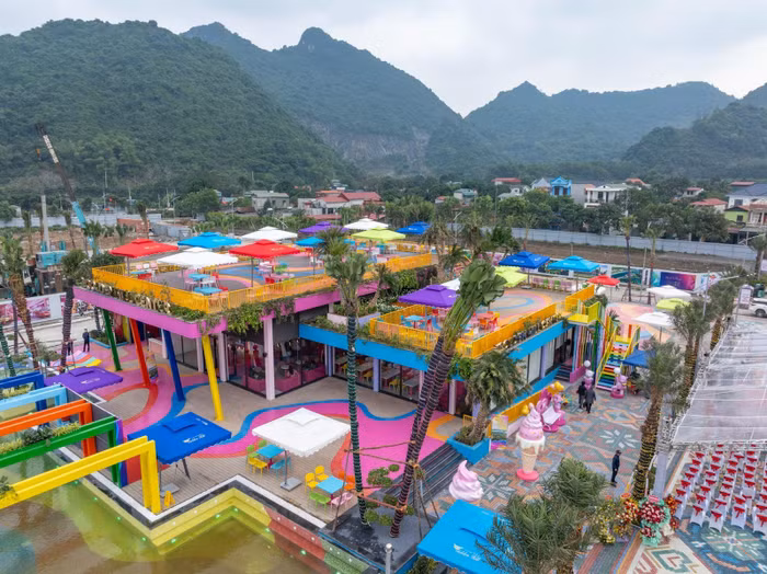 Sắc màu rực rỡ của Trung tâm dịch vụ Golden Hill Center, toạ lạc tại trung tâm thành phố Flamingo Golden Hill.