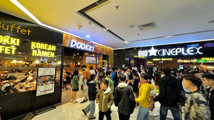 Rất đông khách hàng lựa chọn các gian hàng ẩm thực tại Vincom cho bữa tiệc tất niên bên gia đình, bạn bè. Rất đông khách hàng lựa chọn các gian hàng ẩm thực tại Vincom cho bữa tiệc tất niên bên gia đình, bạn bè.