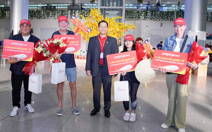 Ông Nguyễn Bác Toán - Phó Tổng giám đốc Thương mại Vietjet chào đón những hành khách đầu tiên từ Melbourne (Australia) đến Thành phố Hồ Chí Minh ngày 1/1/2024. Ông Nguyễn Bác Toán - Phó Tổng giám đốc Thương mại Vietjet chào đón những hành khách đầu tiên từ Melbourne (Australia) đến Thành phố Hồ Chí Minh ngày 1/1/2024.