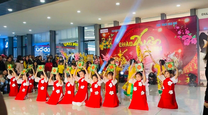 Chương trình chào Xuân đặc sắc tại Vincom có sự tham gia của các em nhỏ. Chương trình chào Xuân đặc sắc tại Vincom có sự tham gia của các em nhỏ.