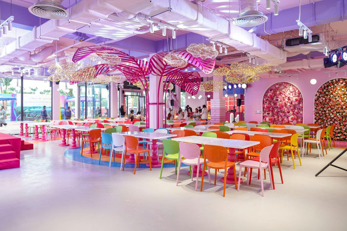 Nội thất rực rỡ bên trong trung tâm dịch vụ Golden Hill Center. Ảnh: Flamingo Holdings