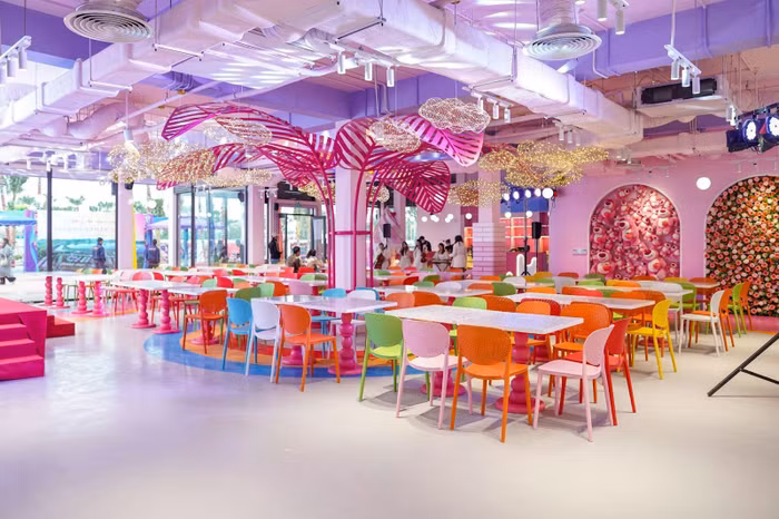 Nội thất rực rỡ bên trong trung tâm dịch vụ Golden Hill Center. Ảnh: Flamingo Holdings