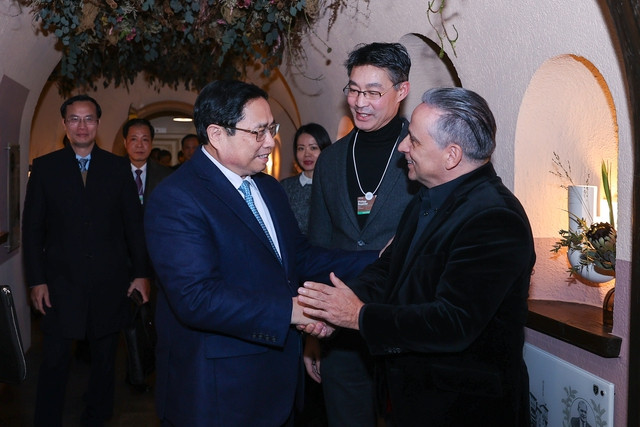 Tối 17/1 theo giờ địa phương, Thủ tướng Phạm Minh Chính chủ trì tọa đàm &quot;Tiềm năng và cơ hội đầu tư vào thị trường tài chính Việt Nam&quot;. Ảnh: VGP/Nhật Bắc