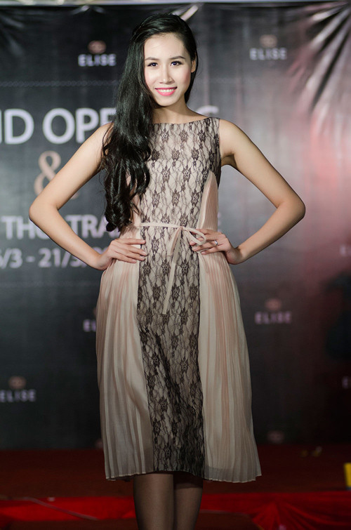 Lấy cảm hứng từ hình ảnh những người phụ nữ có nét đẹp rực rỡ khi mùa xuân về, các người mẫu trình diễn bộ sưu tập xuân - hè 2013 với nhiều mẫu váy, áo thanh lịch, duyên dáng.