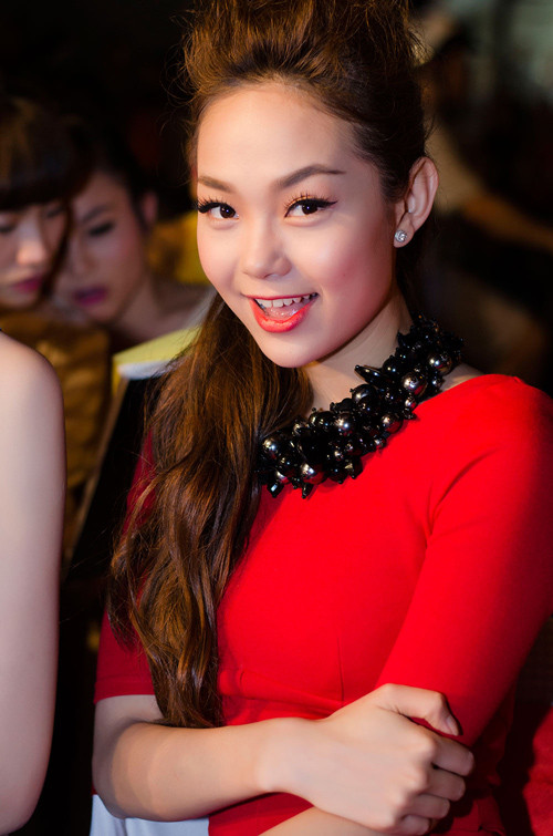 Ca sỹ Minh Hằng nổi bật với chiếc váy đỏ.