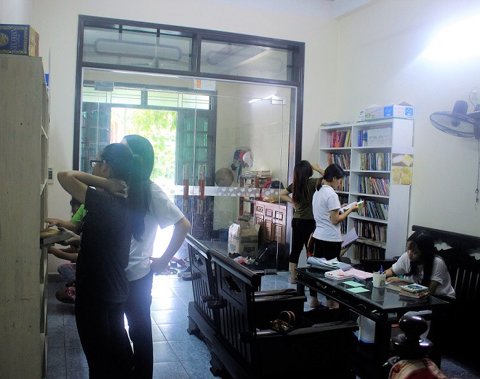 Không gian sách "Hy vọng" của anh Cừ là địa chỉ của nhiều bạn trẻ ham mê đọc sách (Ảnh: Vũ Ninh) Không gian sách "Hy vọng" của anh Cừ là địa chỉ của nhiều bạn trẻ ham mê đọc sách (Ảnh: Vũ Ninh)