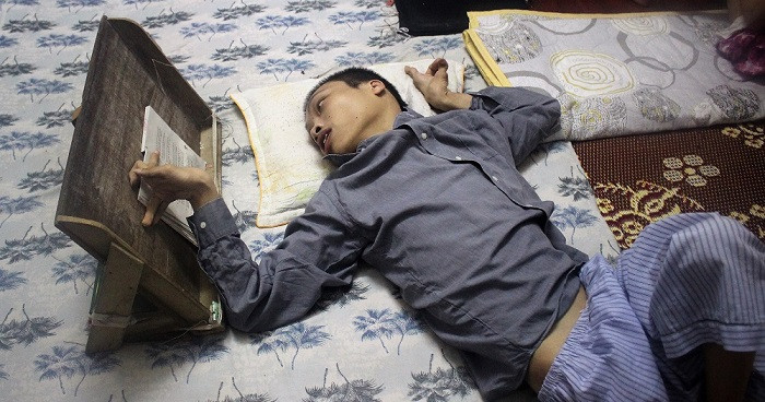 Dù không may bị tật nguyền nhưng anh Đỗ Hà Cừ vẫn nỗ lực học tập và đọc sách mỗi ngày. Không gian sách của anh giúp nhiều người khuyết tật có thêm hy vọng và niềm tin vào cuộc sống (Ảnh: Vũ Ninh) Dù không may bị tật nguyền nhưng anh Đỗ Hà Cừ vẫn nỗ lực học tập và đọc sách mỗi ngày. Không gian sách của anh giúp nhiều người khuyết tật có thêm hy vọng và niềm tin vào cuộc sống (Ảnh: Vũ Ninh)