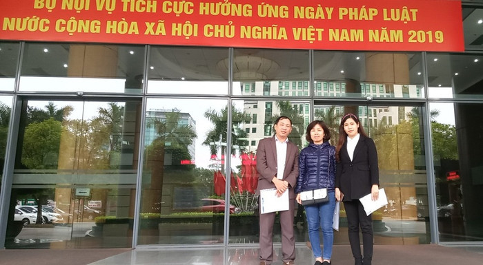 Đại diện giáo viên hợp đồng các huyện có mặt tại Bộ Nội vụ (Ảnh:V.N) Đại diện giáo viên hợp đồng các huyện có mặt tại Bộ Nội vụ (Ảnh:V.N)