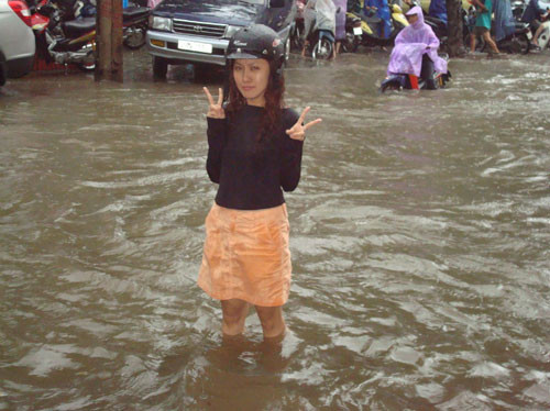 Nhí nhảnh "nghịch" với trận lũ lịch sử năm 2008 Nhí nhảnh "nghịch" với trận lũ lịch sử năm 2008