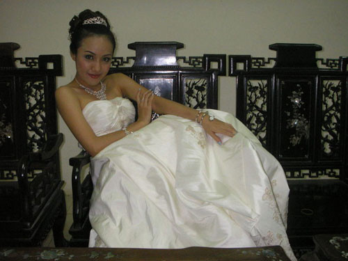 Tranh thủ "pose" hình trong trang phục cô dâu Tranh thủ "pose" hình trong trang phục cô dâu