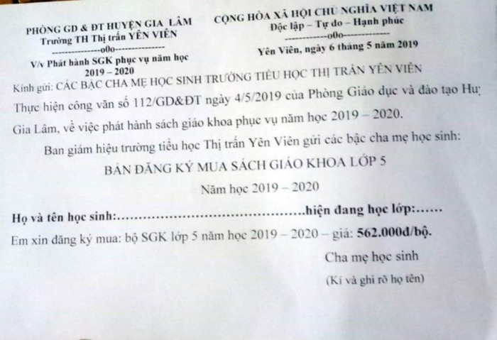 Từ đầu tháng 5, Trường tiểu học thị trấn Yên Viên đã phát phiếu đăng ký cho phụ huynh đăng ký sách giáo khoa với giá cao gấp cả chục lần so với giá sách cần thiết do Nhà xuất bản Giáo dục công bố. Ảnh: NVCC. Từ đầu tháng 5, Trường tiểu học thị trấn Yên Viên đã phát phiếu đăng ký cho phụ huynh đăng ký sách giáo khoa với giá cao gấp cả chục lần so với giá sách cần thiết do Nhà xuất bản Giáo dục công bố. Ảnh: NVCC.