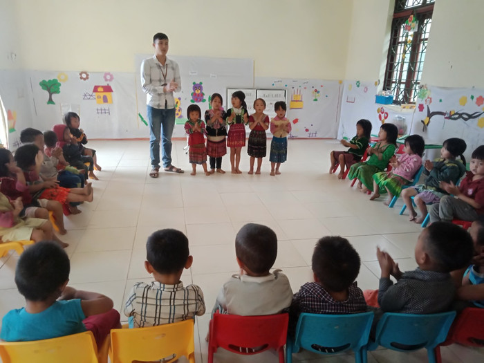 Thầy Công được đánh giá là cây văn nghệ của trường, học sinh của thầy rất thích hát bài Cả nhà thương nhau hay Lớn lên cháu lái máy cày. Ảnh: NVCC. Thầy Công được đánh giá là cây văn nghệ của trường, học sinh của thầy rất thích hát bài Cả nhà thương nhau hay Lớn lên cháu lái máy cày. Ảnh: NVCC.